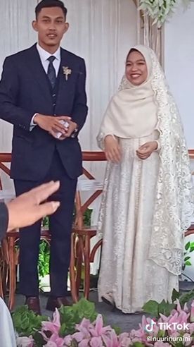 Pengantin bagi-bagi amplop. (Tiktok/@nuurinuraini)