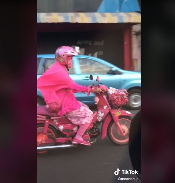 Viral Aksi Ibu-Ibu Naik Motor Serba Pink (tiktok.com/@meandcup)