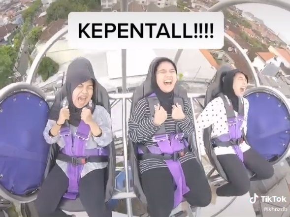 Viral Ekspresi Mbak-mbak Coba Slingshot Bak Kepental ke Langit Ketujuh. (TikTok/@khnzdb)