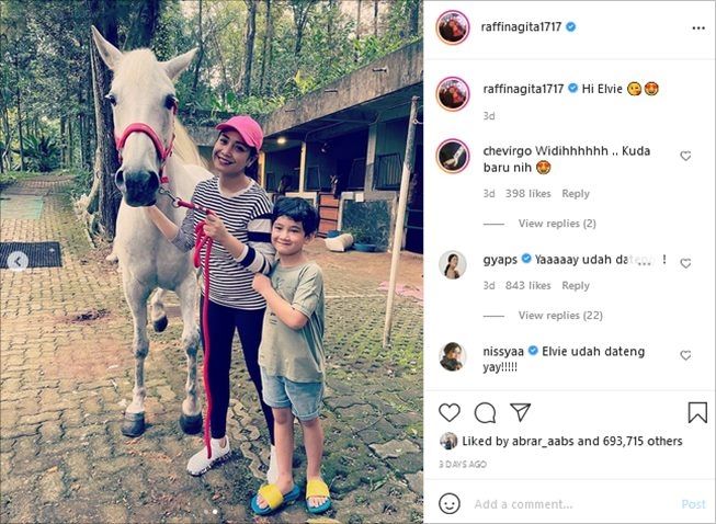 Nagita Slavina dan Rafathar Malik Ahmad pose bersama kuda. (Instagram/@raffinagita1717)