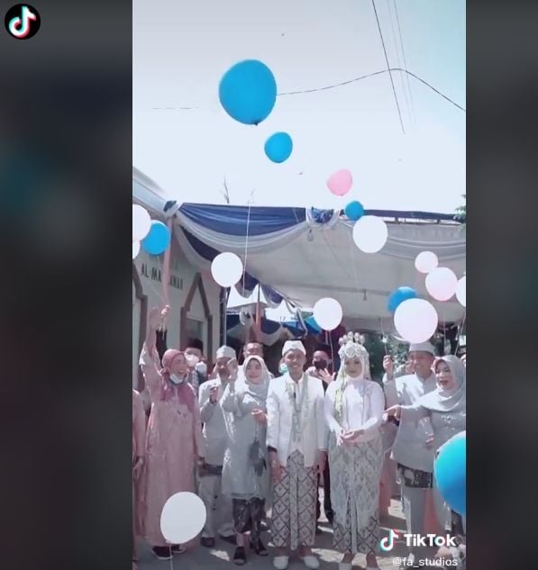 Momen romantis pengantin rusak gegara emak-emak (tiktok)