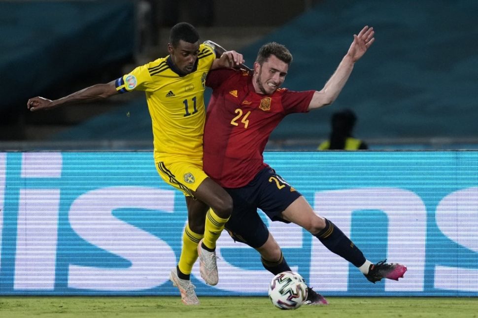 Penyerang Swedia, Alexander Isak (kiri) memperebutkan bola dengan bek Timnas Spanyol Aymeric Laporte dalam laga Grup E Euro 2020 di Stadion La Cartuja, Sevilla, Spanyol, Selasa (15/6/2021) dini hari WIB. [THANASSIS STAVRAKIS / POOL / AFP].