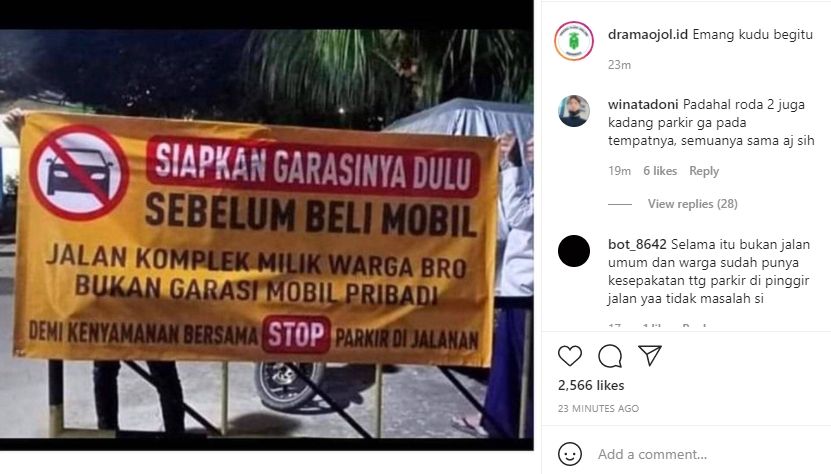 Warga pasang spanduk untuk pemilik mobil yang parkir sembarangan. (Instagram/dramaojol.id)