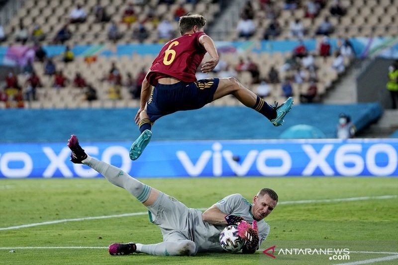 Kiper tim nasional Swedia Robin Olsen (bawah) mengamankan bola dari kejaran sayap Spanyol Marcos Llorente dalam pertandingan Grup E Euro 2020 di Stadion La Cartuja, Sevilla, Spanyol, Senin (14/6/2021) waktu setempat. (ANTARA/REUTERS/POOL/Thanassis Stavrakis)