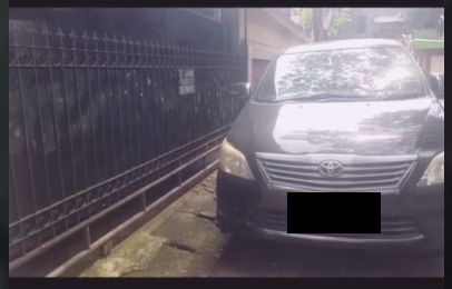 Wanita emosi mobil orang parkir tak izin di depan rumah, padahal sudah ditempel larangan (TikTok).