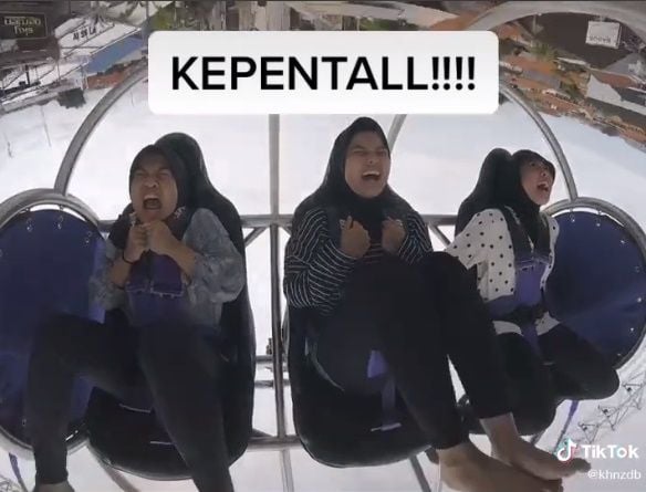 Viral Ekspresi Mbak-mbak Coba Slingshot Bak Kepental ke Langit Ketujuh. (TikTok/@khnzdb)