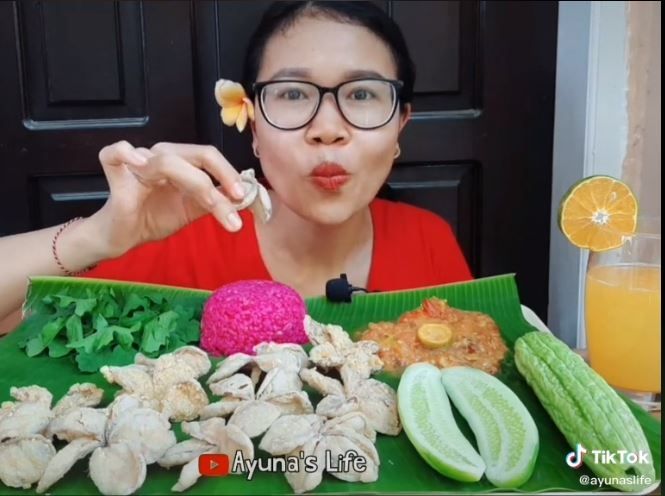 Makan keripik bunga kamboja (TikTok @ayunaslife)