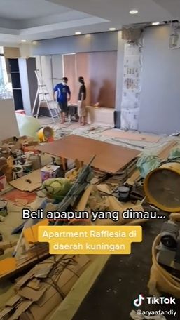 Pria dinyinyirin jadi pelayan, beri bukti beli apartemen dan barang mewah. (Tiktok/@aryaafandiy)