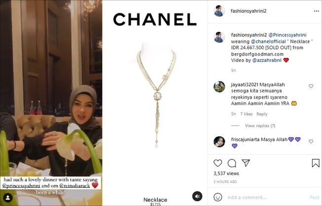 Gaya Syahrini pakai kalung mewah saat dinner bareng suami. (Instagram/@fashionsyahrini)