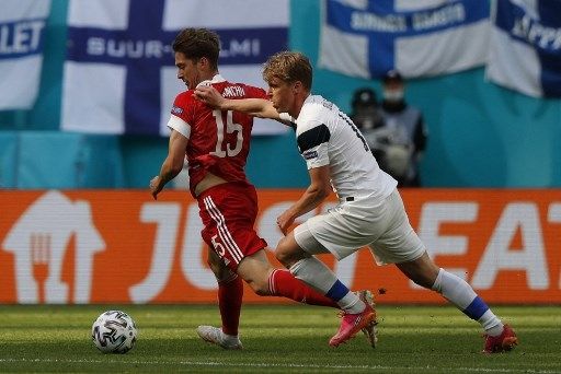 Penyerang Rusia Aleksey Miranchuk berebut bola dengan pemain Finlandia dalam pertandingan Grup B Euro 2020 yang digelar di St.Petersburg Stadium, Rabu (16/6/2021). [AFP]