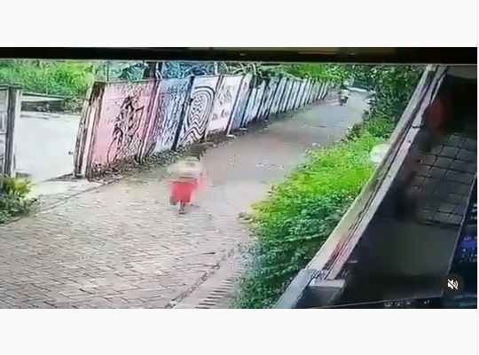 Viral Detik-detik Bocil Dijambret Saat Main Ponsel. (Instagram/@viral_berita)