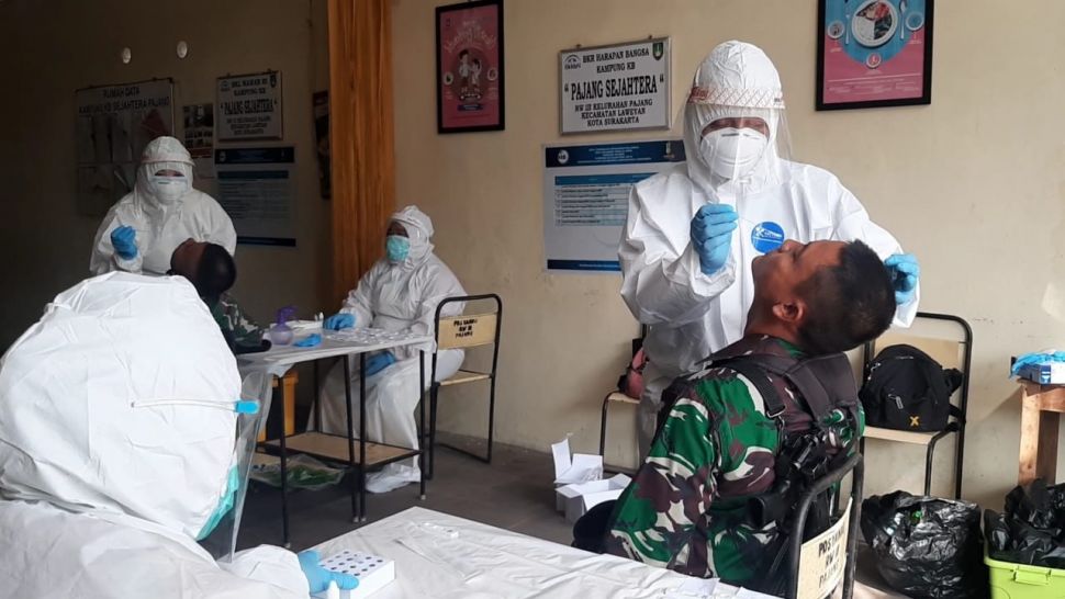 Anggota TNI AD menjalani test swab antigen di GOR Gemilang, Kelurahan Pajang, Kecamatan Laweyan, Kota Solo. [Suara.com/Budi Cahyono]