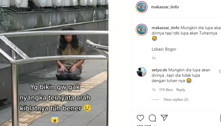 ODGJ salat di trotoar. (Instagram/makassar_iinfo)