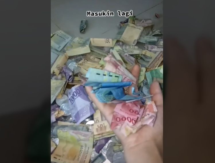 Wanita bongkar celengan hasil konsisten nabung 3 tahun, isinya bikin iri (TikTok).