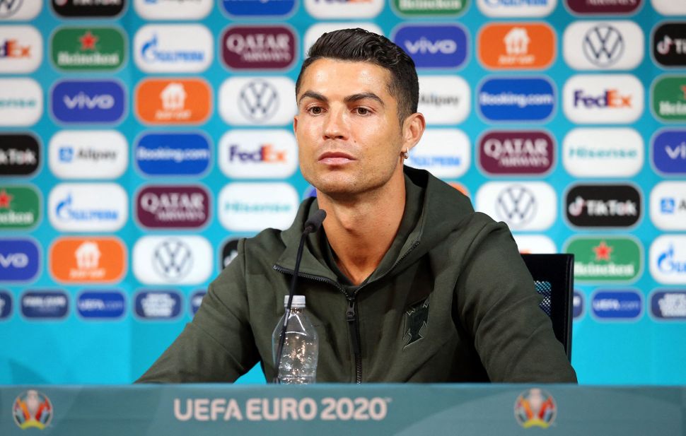 Penyerang Portugal Cristiano Ronaldo berbicara selama konferensi pers di Puskas Arena di Budapest, menjelang laga Portugal melawang Hungaria, Senin (14/6).  [AFP/Photo]