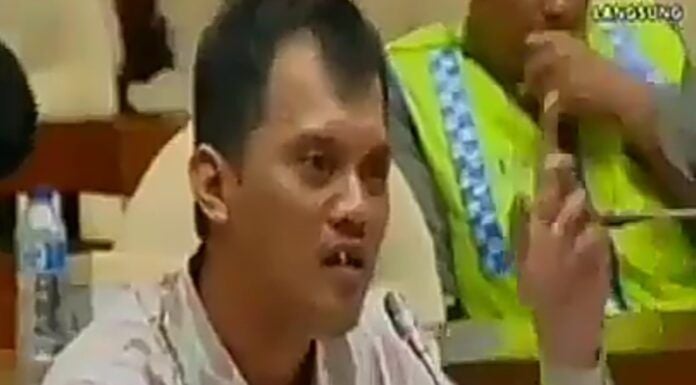 Cuplikan video pengakuan mantan anak buah Novel Baswedan. (Twitter FerdinandHaean3)