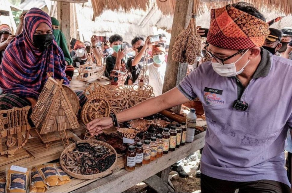 Menparekraf, Sandiaga Uno saat mengunjungi Desa Wisata Maria Wawo di NTB. (Instagram/@sandiuno)