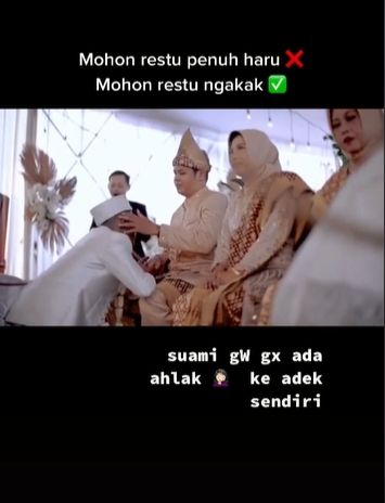 Momen haru sungkeman berubah jadi ngakak. (Tiktok/@kenangan.ic)