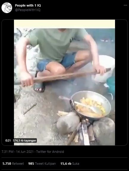 Pria Patahkan Kayu di Depan Wajan Berisi Gulai, Video Ini Berakhir Ngenes. (Twitter/@PeopleWith10)