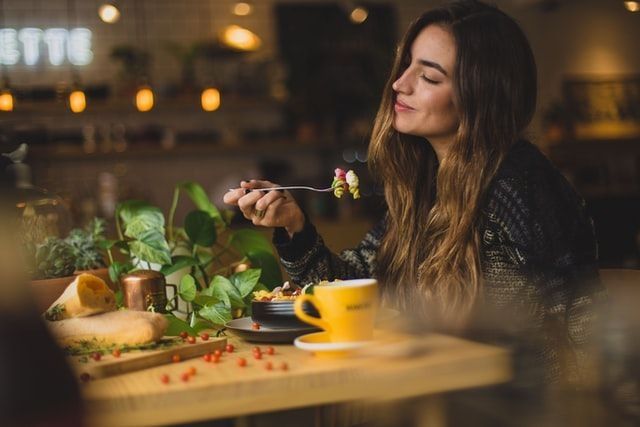 Ilustrasi makan. (Unsplash.com/Pablo Merchán Montes)