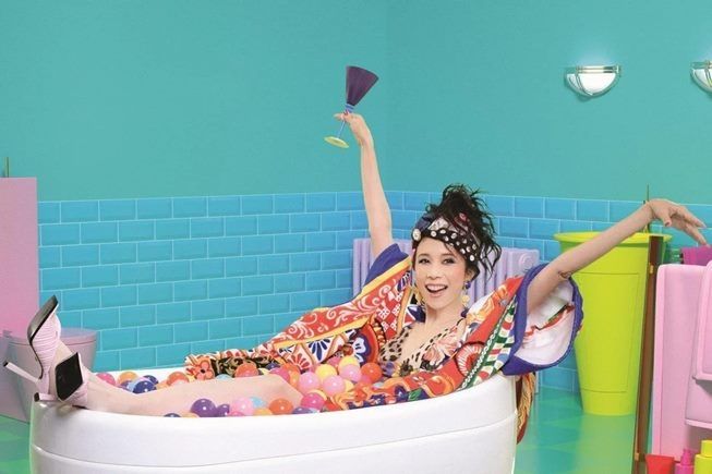 Penyanyi Hong Kong Karen Mok pakai Dolce & Gabbana picu kecaman publik. (YouTube/Karen Mok)