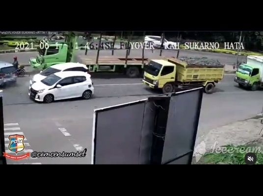 Video Detik-detik Kecelakaan Beruntun. (Instagram/@comcensumsel)