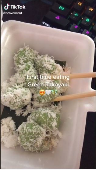 Klepon disebut green takoyaki (TikTok @braveseraf)