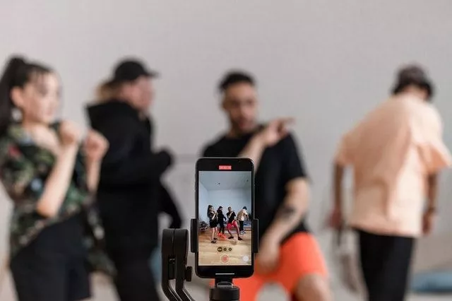 Konten kreator yang konsisten posting Reels setiap hari membangun momentum dan training algoritma mengenali niche akun