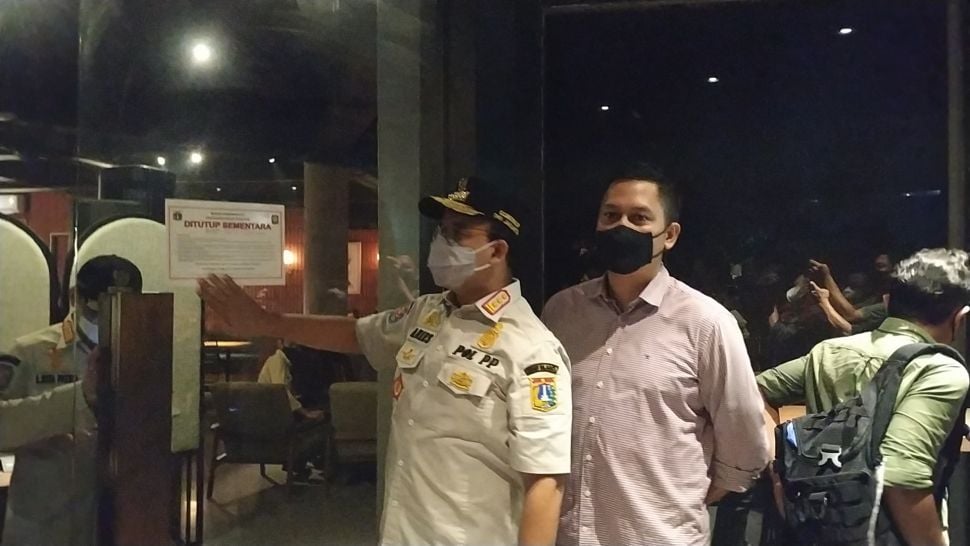 Gubernur DKI Jakarta Anies Baswedan bersama Kapolda Metro Jaya Irjen Pol Fadil Imran dan Pangdam Jaya Mayjen TNI Mulyo Aji, menggelar operasi yustisi penerapan protokol kesehatan di kafe dan restoran di wilayah Jakarta Selatan, Jumat (18/6/2021) malam. [Suara.com/Muhammad Yasir]