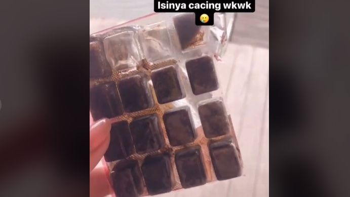 Cowok terkecoh makan cokelat. (TikTok)