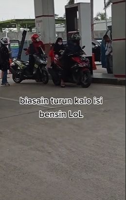 Pemotor dihujat tak turun saat isi bensin. (Tiktok)