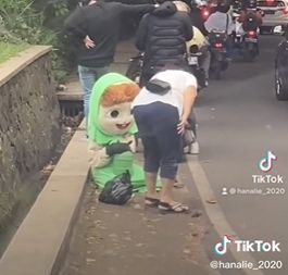 Kisah pilu badut pengamen kelaparan sampai tertidur di pinggir jalan. (Tiktok/@hanalie_2020)