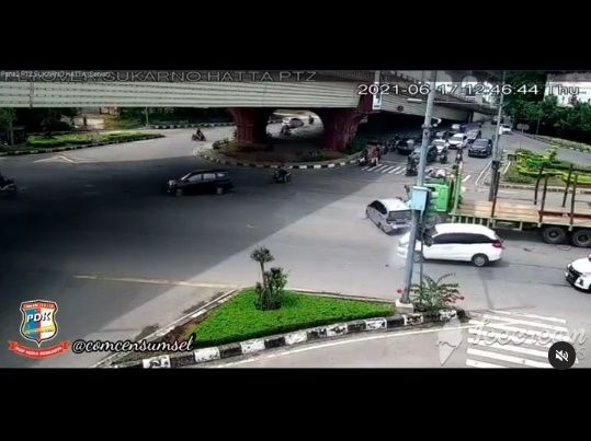 Video Detik-detik Kecelakaan Beruntun. (Instagram/@comcensumsel)