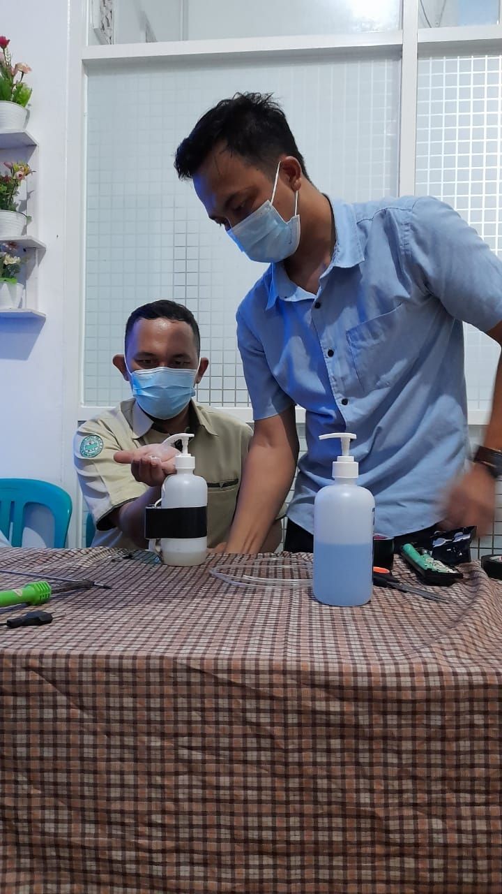 Proses perakitan BIH Infrared Handsoap dengan memanfaatkan barang bekas. [suara.com/Citra Ningsih]