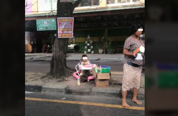 Ibu Jualan Tisu, Bayi Duduk Sendiri di Pembatas Jalan, Kisahnya Mengharukan (TikTok).