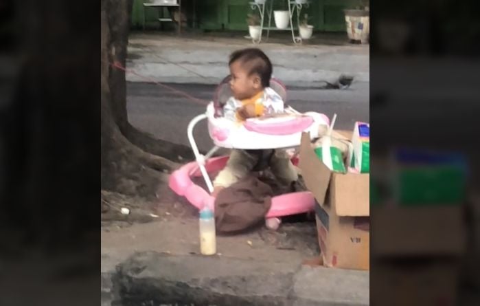 Ibu Jualan Tisu, Bayi Duduk Sendiri di Pembatas Jalan, Kisahnya Mengharukan (TikTok).