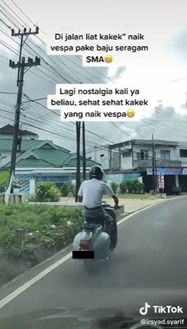 Kakek berkeliling naik vespa pakai seragam SMA bak sedang nostalgia. (Tiktok/@irsyad.syarif)