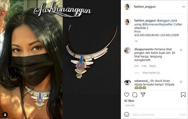 Harga kalung cantik Anggun C Sasmi di acara Monte Carlo TV Festival. (Instagram/@fashion_anggun)