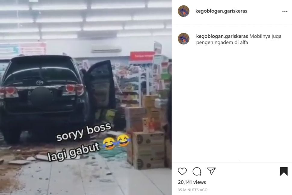 Viral mobil menyeruduk mini market. (Instagram)