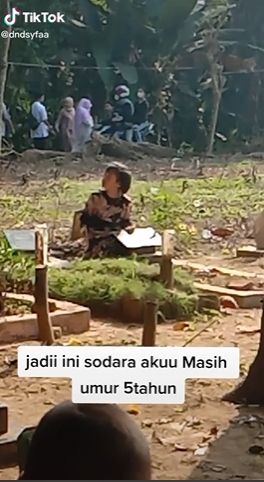 Bocah perempuan peluk dan cium makam sang ibu. (Tiktok/@dndsyfaa)