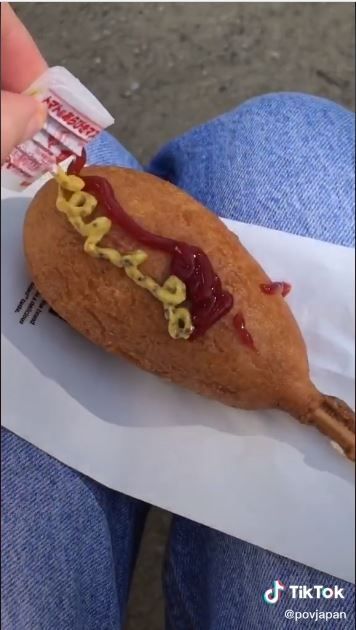 Kemasan saus corndog jenius di Jepang yang jenius (TikTok @adele_collette)