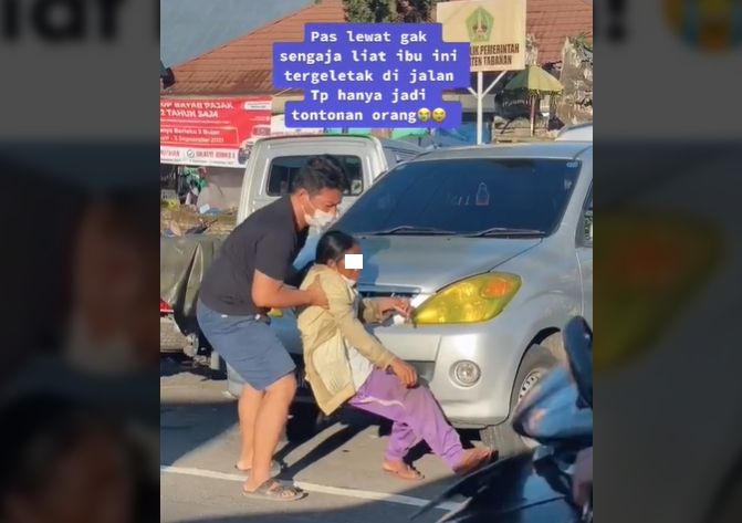 Viral ibu tergeletak lemas di jalan, cuma jadi tontonan orang (TikTok).