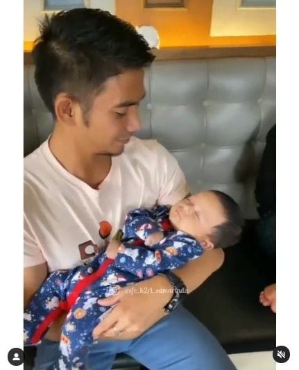 Potret Rizki DA momong baby Syaki. (Instagram/ofc_k2rl_samarinda)