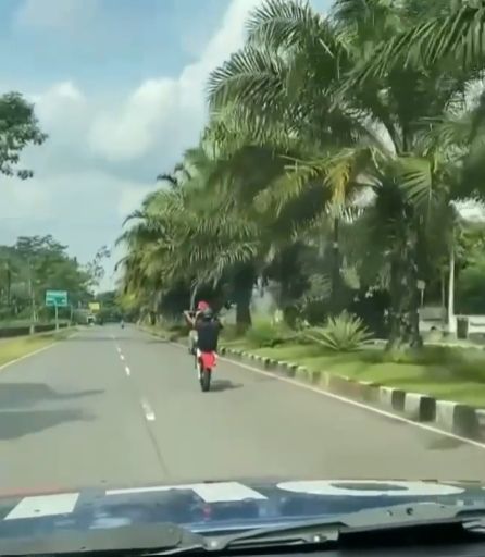 Penunggang motor trail diberhentikan seusai beratraksi. (Instagram)