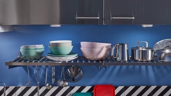 Rak Terbuka Terbuat dari Bahan Stainless. (Ikea)