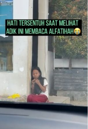 Bocah membaca Alfatihah di depan bilik ATM. (Instagram/memomedsos)