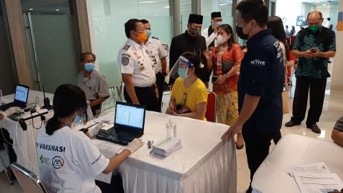 Sentra vaksinasi kerjasama Enesis Group dengan Dinas Kesehatan DKI Jakarta alokasikan 10 ribu dosis vaksin Covid-19 Sinovac. (Dok. Lilis Varwati/Suara.com)