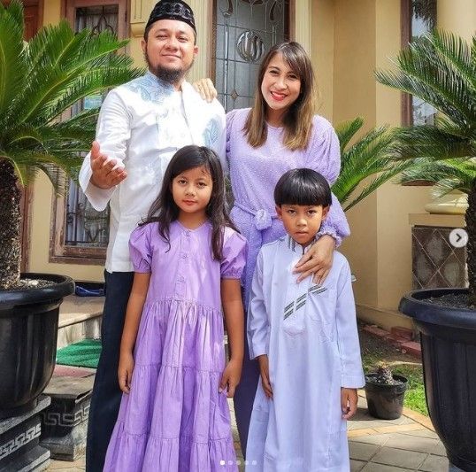 Potret kebersamaan Adit dan Nia AFI. (Instagram/niadit_poll)