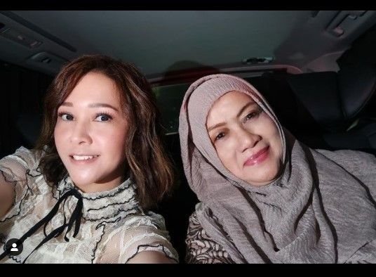Potret ibunda Maia Estianty semasa muda. (Instagram/diandramarsha)
