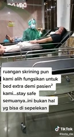 Curhat tenaga kesehatan kelelahan karena pasien covid-19 membludak. (Tiktok/@lesta_riie)